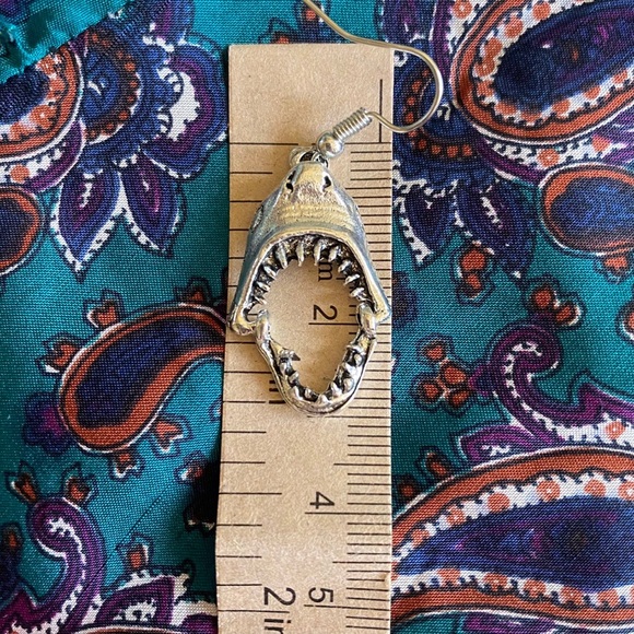 Shark earrings with moving jaw - Picture 5 of 5